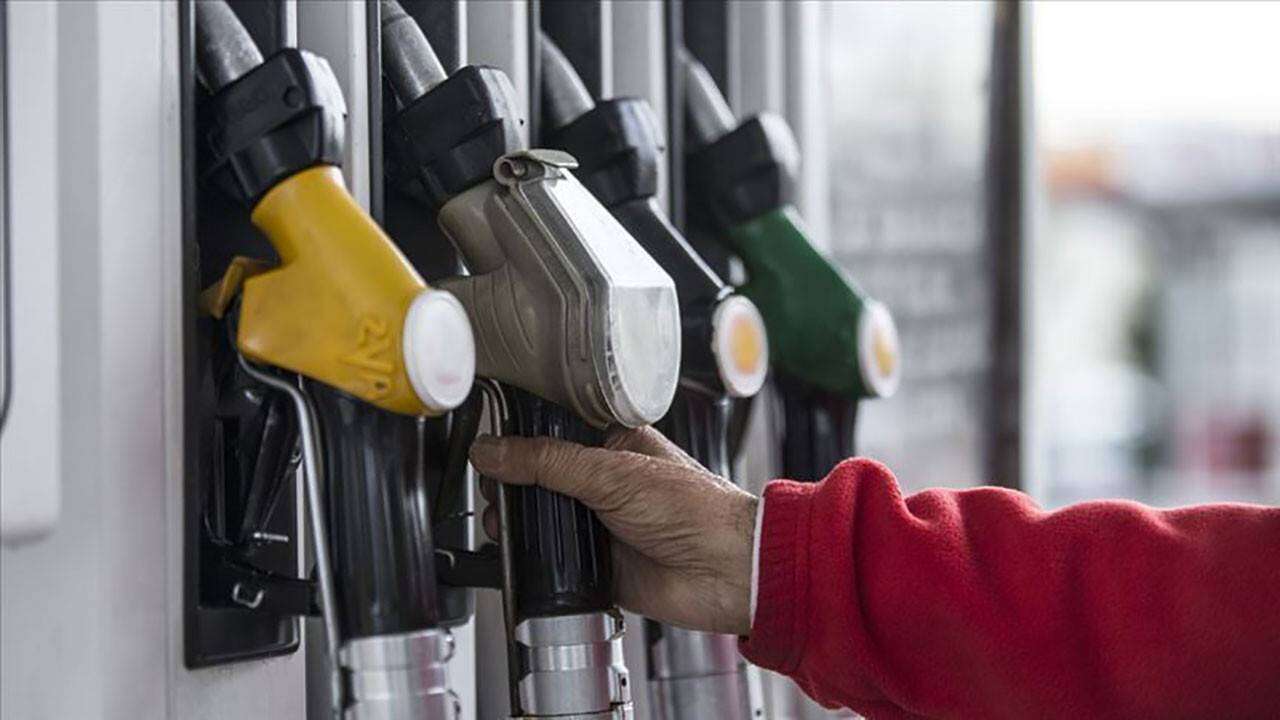 Cumhuriyet tarihinin en büyük zammı geliyor: Motorin bu gece üç haneyi görecek, depoları fulleyin! 8